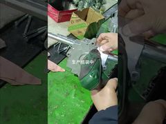 Leviers de commande doubles Système hydraulique Levier de commande des gaz pour un contrôle précis de la vitesse dans les bétonnières